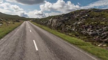 İskoç dağlık güzel boş yollar aracılığıyla sürüş bir aracın ön bağlı bir kamera çekim Pov