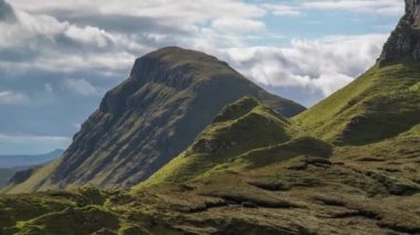 Zaman atlamalı Isle of skye, İskoçya güneşli dağlarda güzel quiraing dizi