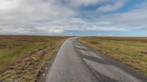在苏格兰高地的一辆车的前方 通过美丽空旷的道路行驶的摄像头拍摄的视角 — 图库视频影像