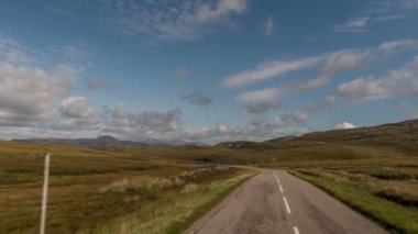 İskoç dağlık güzel boş yollar aracılığıyla sürüş bir aracın ön bağlı bir kamera çekim Pov