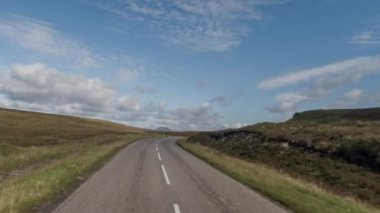 İskoç dağlık güzel boş yollar aracılığıyla sürüş bir aracın ön bağlı bir kamera çekim Pov