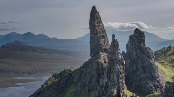 다운의 스카이 화창한 스코틀랜드에서 Storr 바위의 독특한 — 비디오