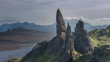 Zaman atlamalı güzel ve benzersiz ihtiyar Isle of skye, İskoçya güneşli storr kaya