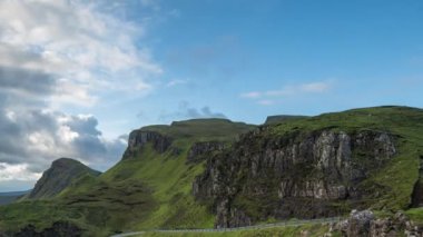 Zaman atlamalı Isle of skye, İskoçya güneşli dağlarda güzel quiraing dizi