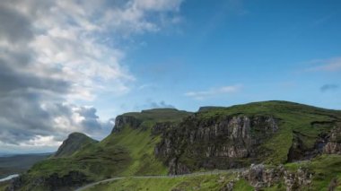 Zaman atlamalı Isle of skye, İskoçya güneşli dağlarda güzel quiraing dizi