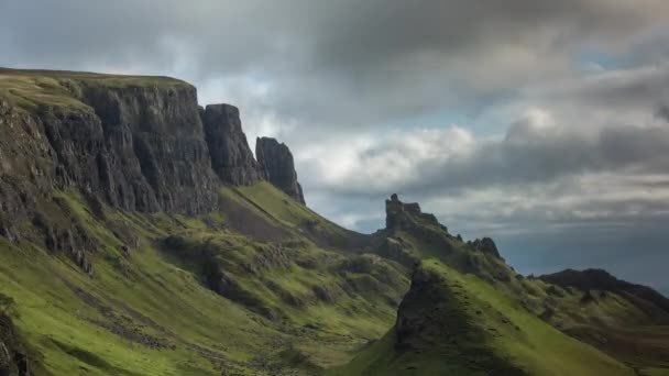 晴朗的日子 苏格兰斯凯岛美丽的 Quiraing 山脉的时间流逝 — 图库视频影像