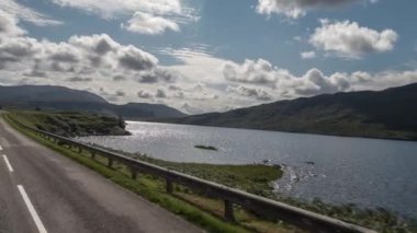 İskoç dağlık güzel boş yollar aracılığıyla sürüş bir aracın ön bağlı bir kamera çekim Pov