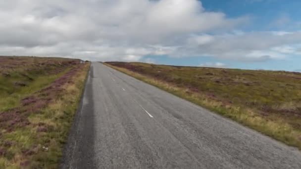 オーシャン ビュー ショット スコットランドの高地で美しい空 道路をドライブする車両の前面に取り付けられたカメラから — ストック動画