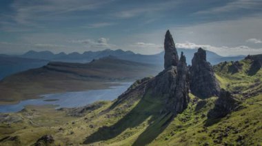Zaman atlamalı güzel ve benzersiz ihtiyar Isle of skye, İskoçya güneşli storr kaya