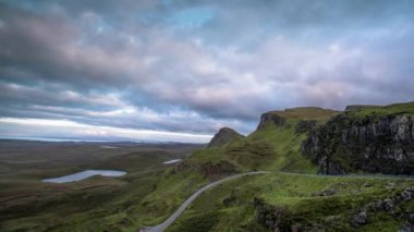 Zaman atlamalı Isle of skye, İskoçya güneşli dağlarda güzel quiraing dizi