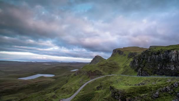 晴れた日にスコットランドのスカイ島の山脈の美しいウラプール範囲の時間の経過 — ストック動画