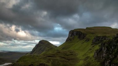 Zaman atlamalı Isle of skye, İskoçya güneşli dağlarda güzel quiraing dizi