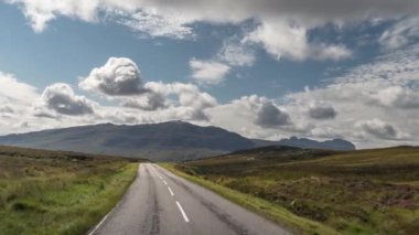 İskoç dağlık güzel boş yollar aracılığıyla sürüş bir aracın ön bağlı bir kamera çekim Pov