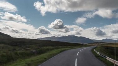 Hyperlapse İskoç dağlık güzel boş yollar aracılığıyla sürüş bir aracın ön bağlı kameradan Pov shot