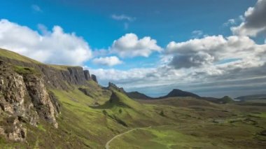 Zaman atlamalı Isle of skye, İskoçya güneşli dağlarda güzel quiraing dizi