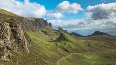 Zaman atlamalı Isle of skye, İskoçya güneşli dağlarda güzel quiraing dizi