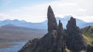 Zaman atlamalı güzel ve benzersiz ihtiyar Isle of skye, İskoçya güneşli storr kaya