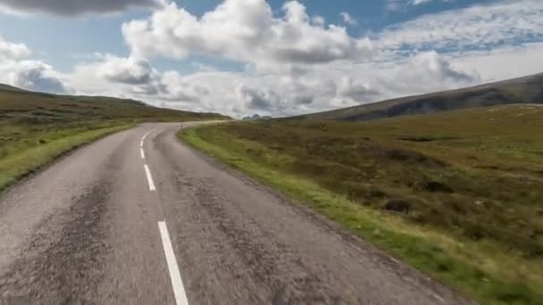 オーシャン ビュー ショット スコットランドの高地で美しい空 道路をドライブする車両の前面に取り付けられたカメラから — ストック動画