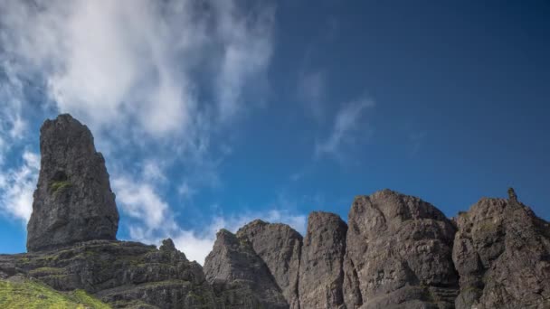 다운의 스카이 화창한 스코틀랜드에서 Storr 바위의 독특한 — 비디오