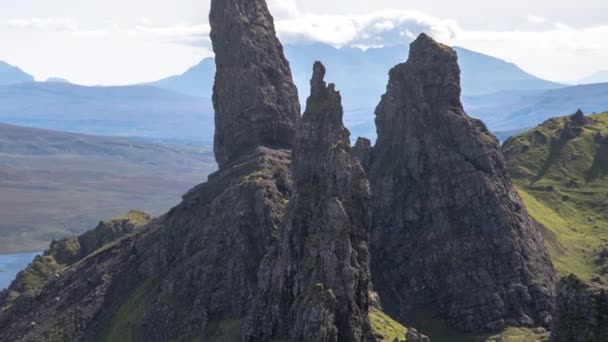 美しい時間の経過と晴れた日にスコットランドのスカイ島にストー岩のユニークな老人 — ストック動画