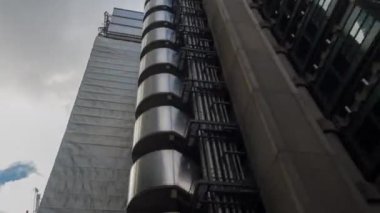 Londra - 18 Temmuz 2016: Hyperlapse görünüm ikonik gökdelenler doğru Londra bakıyordum Londra şehir etrafında sürüş bir araçtan. 
