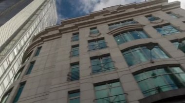 Londra - 18 Temmuz 2016: Pov ikonik gökdelenler doğru Londra bakıyordum Londra şehir etrafında sürüş bir araçtan. 