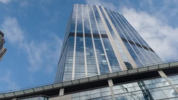 2016年7月18日 来自伦敦金融城的一辆汽车的视角仰望着标志性的摩天大楼 — 图库视频影像