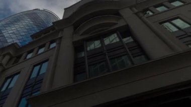 Londra - 18 Temmuz 2016: Pov ikonik gökdelenler doğru Londra bakıyordum Londra şehir etrafında sürüş bir araçtan. 