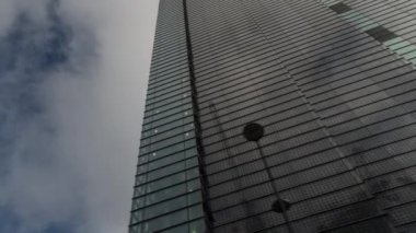 Londra - 18 Temmuz 2016: Pov ikonik gökdelenler doğru Londra bakıyordum Londra şehir etrafında sürüş bir araçtan. 