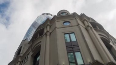 Londra - 18 Temmuz 2016: Pov ikonik gökdelenler doğru Londra bakıyordum Londra şehir etrafında sürüş bir araçtan. 