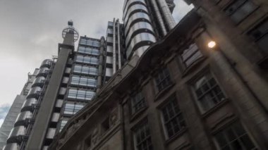 Londra - 18 Temmuz 2016: Pov ikonik gökdelenler doğru Londra bakıyordum Londra şehir etrafında sürüş bir araçtan. 