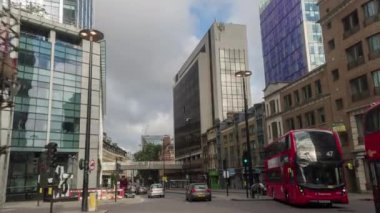 Londra - 18 Temmuz 2016: Pov ikonik gökdelenler doğru Londra bakıyordum Londra şehir etrafında sürüş bir araçtan. 