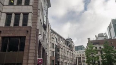 Londra - 18 Temmuz 2016: Pov ikonik gökdelenler doğru Londra bakıyordum Londra şehir etrafında sürüş bir araçtan. 