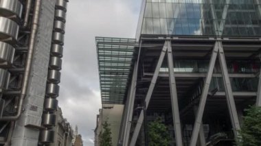 Londra - 18 Temmuz 2016: Pov ikonik gökdelenler doğru Londra bakıyordum Londra şehir etrafında sürüş bir araçtan. 