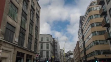 Londra - 18 Temmuz 2016: Pov ikonik gökdelenler doğru Londra bakıyordum Londra şehir etrafında sürüş bir araçtan. 