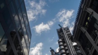Londra - 18 Temmuz 2016: Pov ikonik gökdelenler doğru Londra bakıyordum Londra şehir etrafında sürüş bir araçtan. 