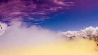 Bulutlu ve gökyüzü olan dağ manzarası