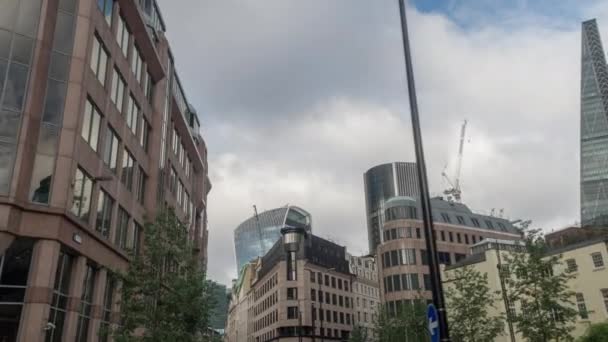 2016年7月18日 来自伦敦金融城的一辆汽车的视角仰望着标志性的摩天大楼 — 图库视频影像