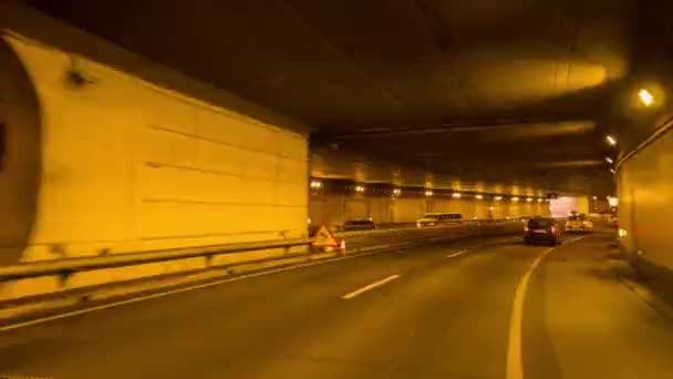 Αυτοκίνητα Κινούνται Στο Τούνελ Στη Βαρκελώνη Φώτα — Αρχείο Βίντεο