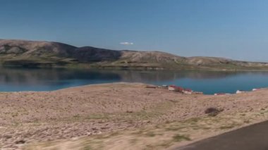 Bir off road cepheye bağlı kameradan vurdu Pag Island, Hırvatistan yollar boyunca sürüş araç