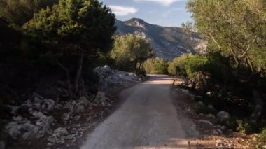 Bir off road ön ekli bir kamera çekim Pov araç güzel yollar ve yollar Sardinya ile sürüş