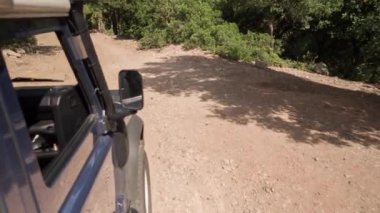 Off road araç sürüş yollar ve yollar Sardinya ön bağlı kameradan POV shot