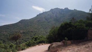 Bir off road ön ekli bir kamera çekim Pov araç güzel yollar ve yollar Sardinya ile sürüş