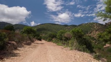 Bir off road ön ekli bir kamera çekim Pov araç güzel yollar ve yollar Sardinya ile sürüş