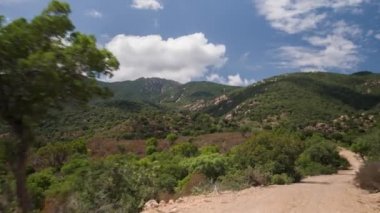 Bir off road ön ekli bir kamera çekim Pov araç güzel yollar ve yollar Sardinya ile sürüş