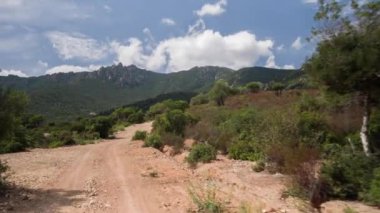 Bir off road ön ekli bir kamera çekim Pov araç güzel yollar ve yollar Sardinya ile sürüş