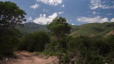 Bir off road ön ekli bir kamera çekim Pov araç güzel yollar ve yollar Sardinya ile sürüş