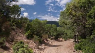 Bir off road ön ekli bir kamera çekim Pov araç güzel yollar ve yollar Sardinya ile sürüş