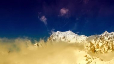 Bulutların ve güneşin dağının manzarası