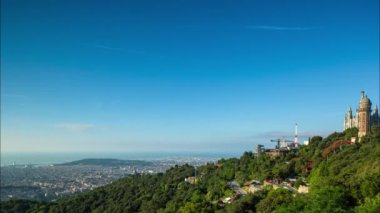 tibidabo eğlence parkı ve Barselona şehrinin bakan tapınak Expiatori del Sagrat Cor rides Timelapse